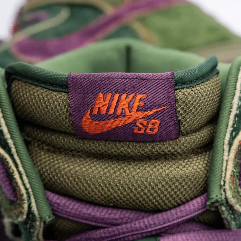 Tênis Nike SB Dunk High Skunk 420