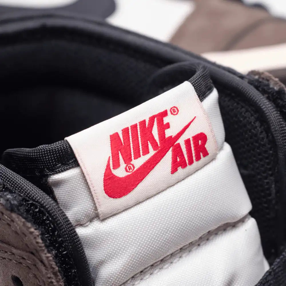 Tênis Travis Scott x Air Jordan 1 Retro High Dark Mocha